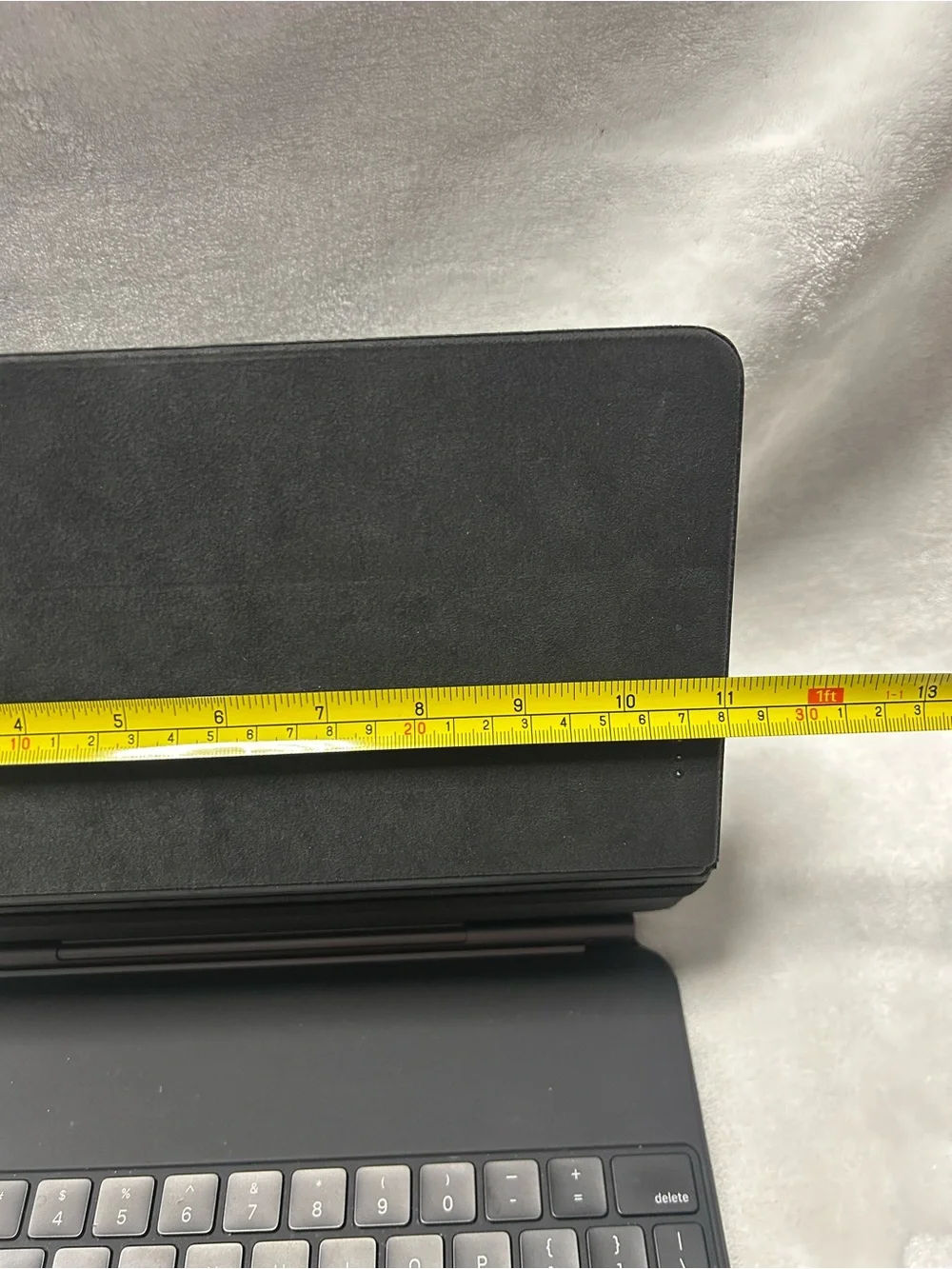 Apple black Magic Keyboard iPad Pro 4th Generation 12.9 in w/ pencil holder
